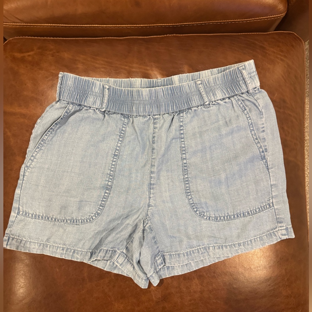 White House Black Market Chambray Blue Pull-On Shorts | Size 6